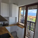 Balcony And Mountain View 7 Min Walk To Gondola דירה